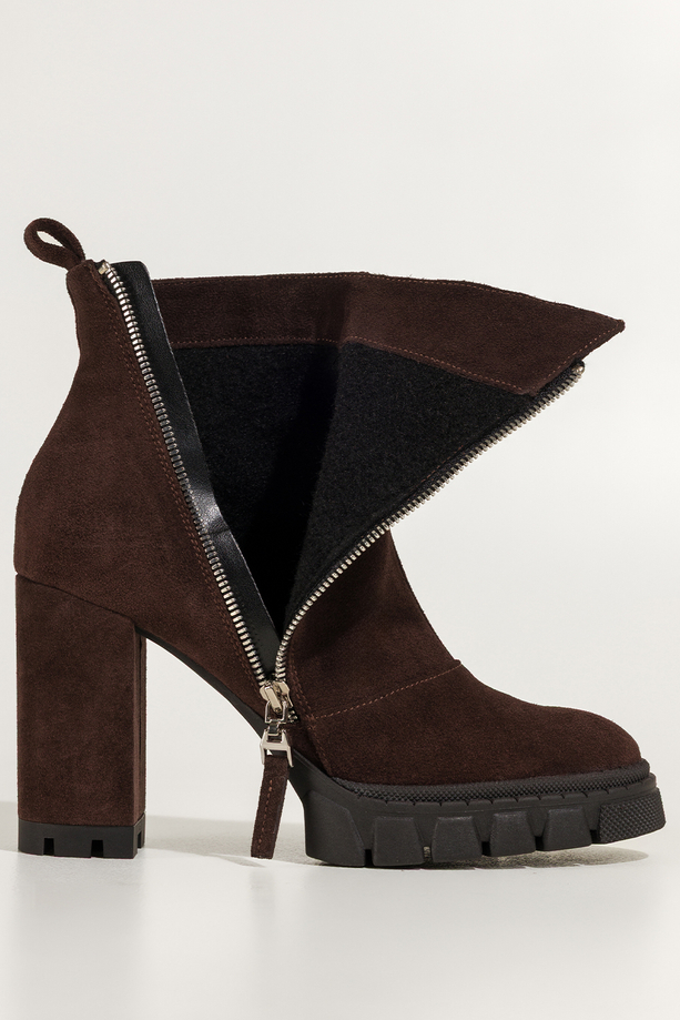 Czekoladowe botki skórzane damskie na słupku z ozdobnym suwakiem PRODUKT POLSKI Casu 7490-496