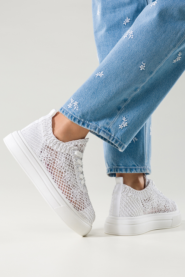 Białe sneakersy damskie creepersy koronkowe na platformie sznurowane Carla 6384-2