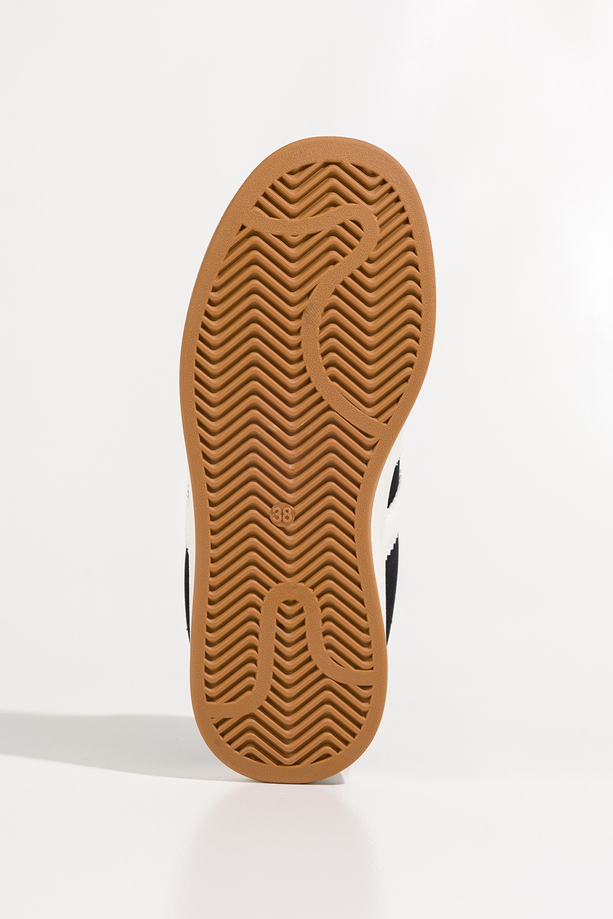 Czarne sneakersy damskie buty sportowe na platformie sznurowane białe wstawki Casu 77632-1
