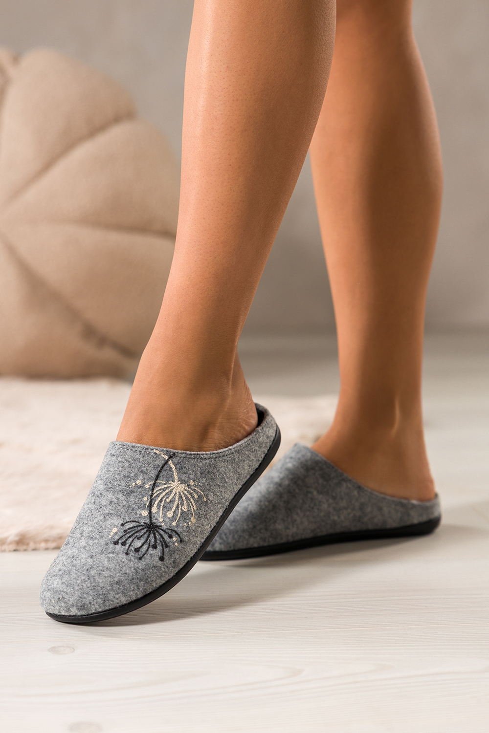 Szare kapcie damskie Inblu obuwie domowe z wyjmowaną wkładką kwiaty na cholewce TU999969