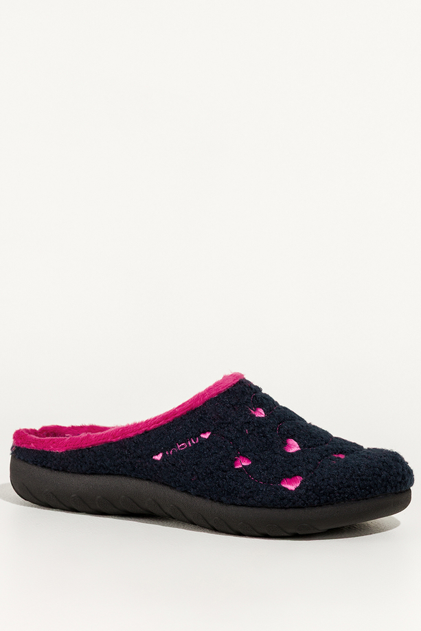 Granatowe kapcie damskie Inblu obuwie domowe z materiału typu baranek ozdobione sercami VG999966