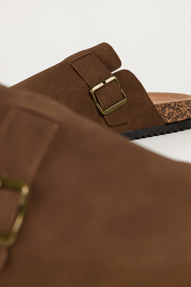 Czekoladowe klapki damskie na profilowanej płaskiej podeszwie pasek ze złotą klamrą Carla KH66K