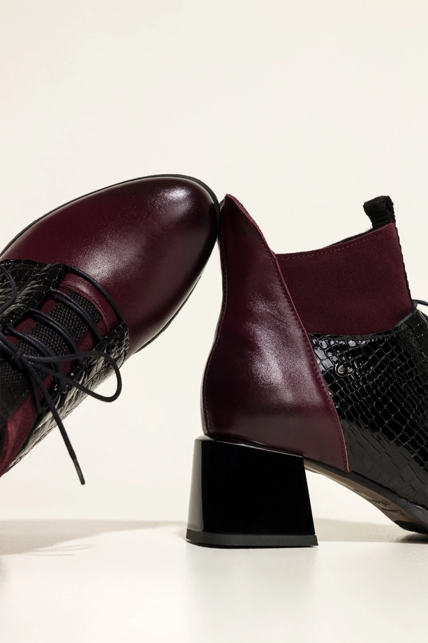 Bordowe botki skórzane damskie na ozdobnym klocku lakierowane wstawki z wzorem wężowym sznurowane PRODUKT POLSKI Casu 39496