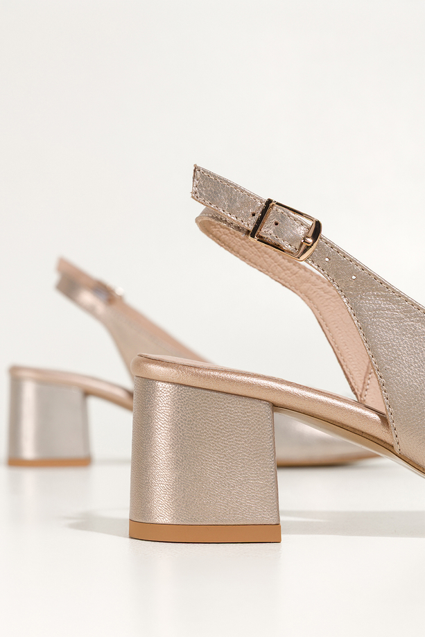 Złote czółenka skórzane damskie z odkrytą piętą transparentna wstawka ozdobne serce z kryształkami PRODUKT POLSKI Casu 7126-291