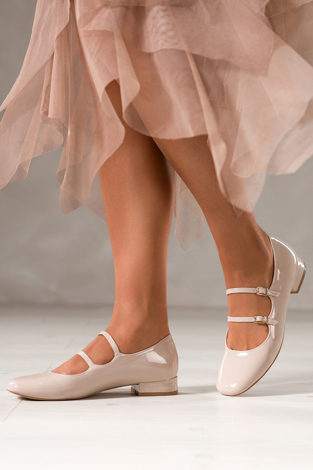 Jasnobeżowe baleriny damskie lakierowane Mary Jane z paskami niski obcas klocek Carla ZR84K
