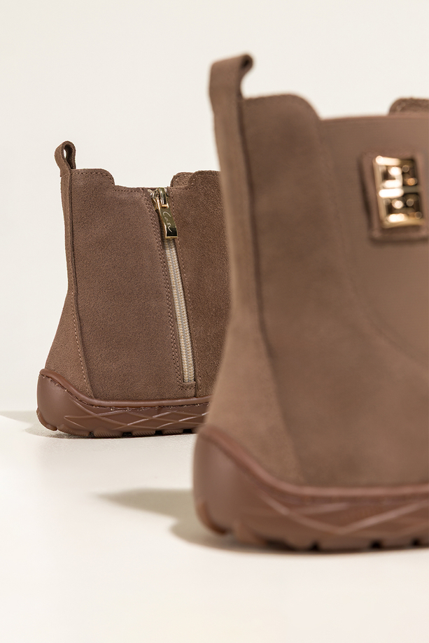 Ciemnobeżowe botki barefoot skórzane damskie szerokie na elastycznej płaskiej podeszwie złota ozdoba guma w cholewce PRODUKT POLSKI Casu 69925