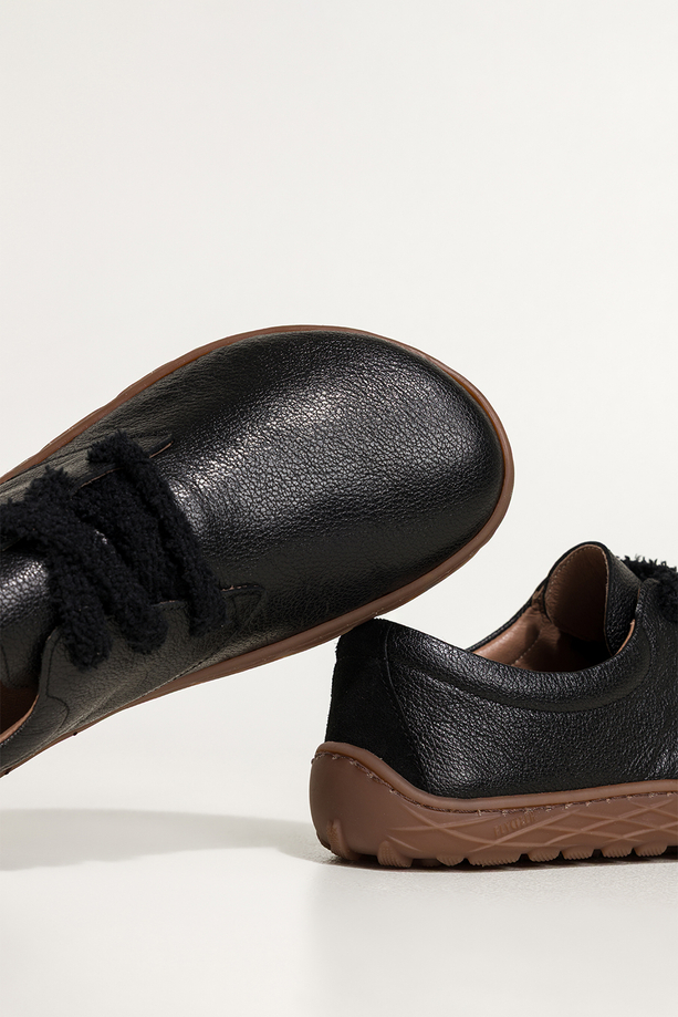 Czarne buty barefoot skórzane damskie szerokie na elastycznej płaskiej podeszwie puszyste sznurówki PRODUKT POLSKI Casu 89811