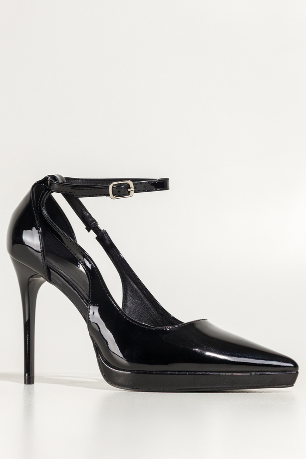 Czarne czółenka damskie szpilki lakierowane wycięcia na cholewce pasek wokół kostki Carla OV853K