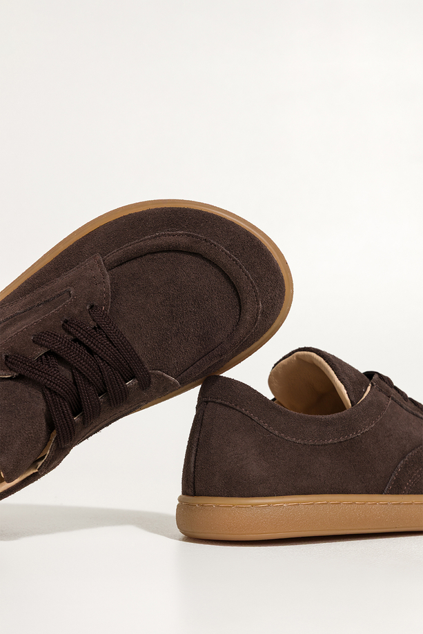 Czekoladowe półbuty barefoot skórzane zamszowe damskie szerokie na elastycznej płaskiej podeszwie cholewka z przeszyciami sznurowane PRODUKT POLSKI Casu M8669