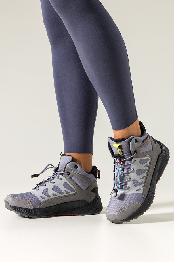 Szare buty sportowe trekkingowe damskie wodoodporne na bieżnikowanej podeszwie z regulowaną elastyczną sznurówką jasnoszare wstawki Casu 7493-7D