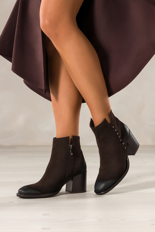 Czekoladowe botki skórzane damskie na szerokim słupku nity na cholewce PRODUKT POLSKI Casu 8863