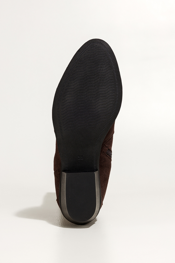 Czekoladowe kozaki skórzane damskie kowbojki zamszowe do połowy łydki ścięty obcas wycięta cholewka z ozdobnymi paskami PRODUKT POLSKI Casu 6938-496