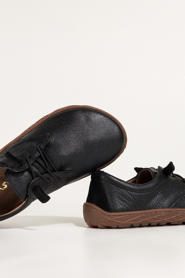 Czarne buty barefoot skórzane damskie szerokie na elastycznej płaskiej podeszwie elastyczne czarne sznurówki PRODUKT POLSKI Casu 89810