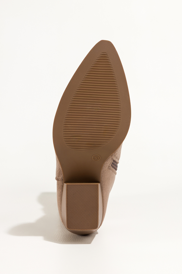 Beżowe kozaki damskie kowbojki z szeroką ażurową cholewką na ściętym klocku Carla MH402K