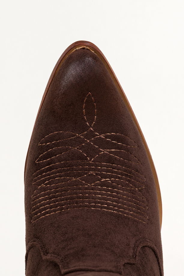 Czekoladowe botki damskie kowbojki na ściętym klocku cholewka z ozdobnymi przeszyciami skórzana wkładka Carla XBN970-11