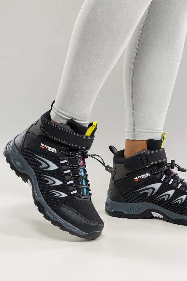 Czarne buty trekkingowe damskie na bieżnikowanej podeszwie z regulowaną elastyczną sznurówką białe wstawki softshell Casu 2310-11W