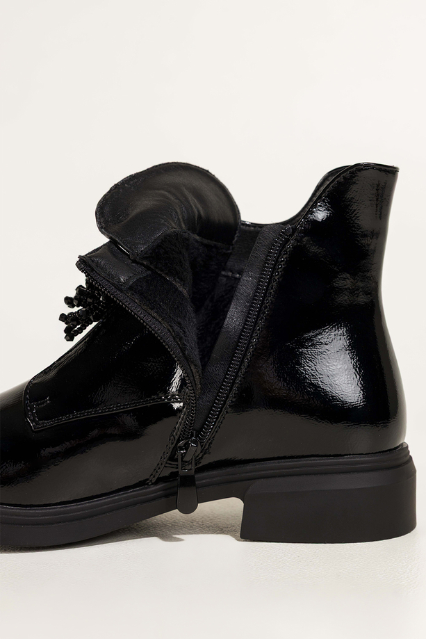 Czarne botki damskie lakierowane na szerokim klocku z kokardą i kryształkami wycięcia po bokach Casu BC24X9-B