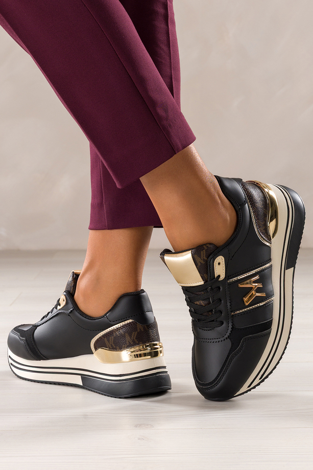 Czarne sneakersy damskie buty sportowe na żłobionej platformie sznurowane złota ozdoba Casu DD769