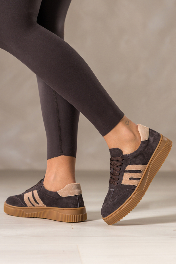 Czekoladowe sneakersy skórzane damskie buty sportowe na żłobionej beżowej platformie beżowe wstawki sznurowane Carla TW-OC8925