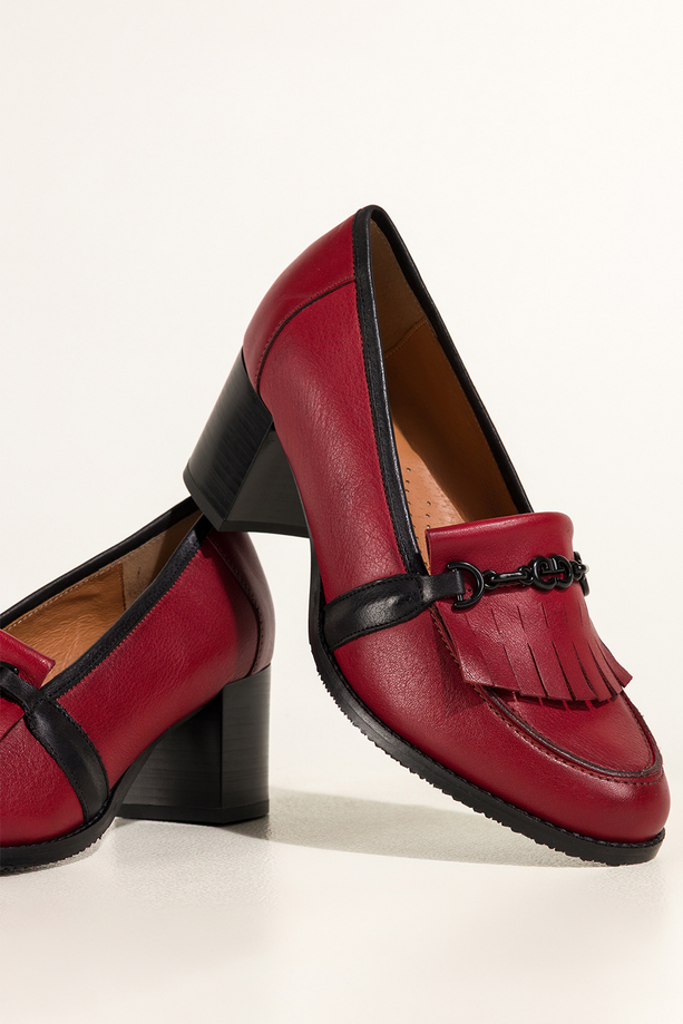 Czerwone mokasyny skórzane damskie na słupku z frędzlami i czarną sprzączką PRODUKT POLSKI Casu 6952-702-449