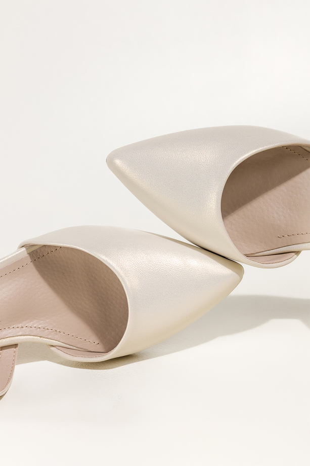 Jasnobeżowe czółenka damskie Sergio Leone z perłową powłoką na szerokim niskim klocku paski na krzyż skórzana wkładka HP169