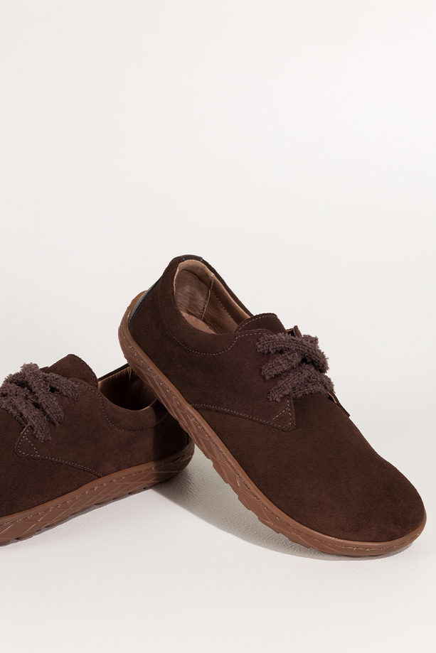 Czekoladowe buty barefoot skórzane zamszowe damskie szerokie na elastycznej płaskiej podeszwie puszyste sznurówki PRODUKT POLSKI Casu 89811