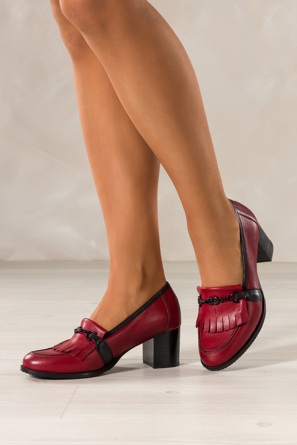Czerwone mokasyny skórzane damskie na słupku z frędzlami i czarną sprzączką PRODUKT POLSKI Casu 6952-702-449