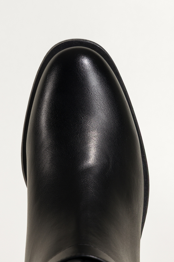 Czarne kozaki damskie na klocku elastyczna cholewka pasek ze stalową ozdobą Casu D728-8