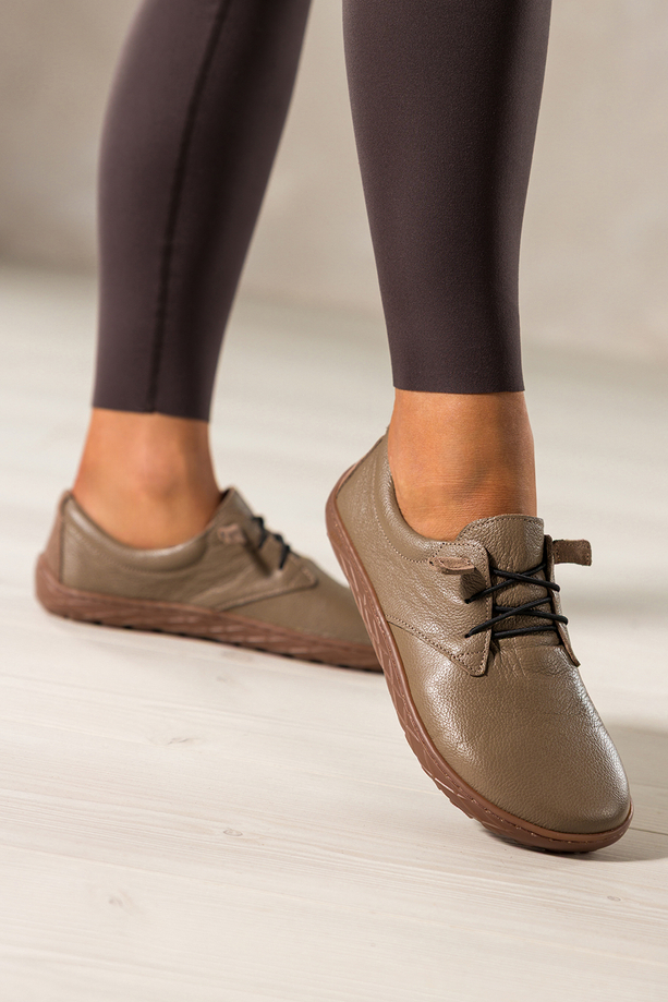 Ciemnobeżowe buty barefoot skórzane damskie szerokie na elastycznej płaskiej podeszwie elastyczne czarne sznurówki PRODUKT POLSKI Casu 89810