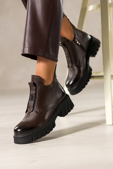 Czekoladowe botki skórzane damskie na bieżnikowanej platformie z wyciętą cholewką guma na przodzie stalowa ozdoba PRODUKT POLSKI Casu 39456