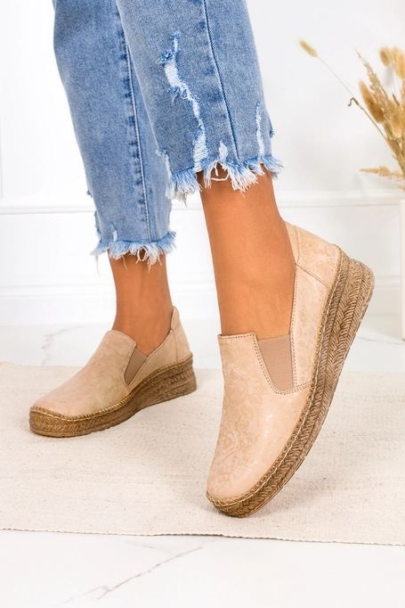 Beżowe półbuty z gumką slip on na koturnie kwiaty polska skóra Casu 0575/B