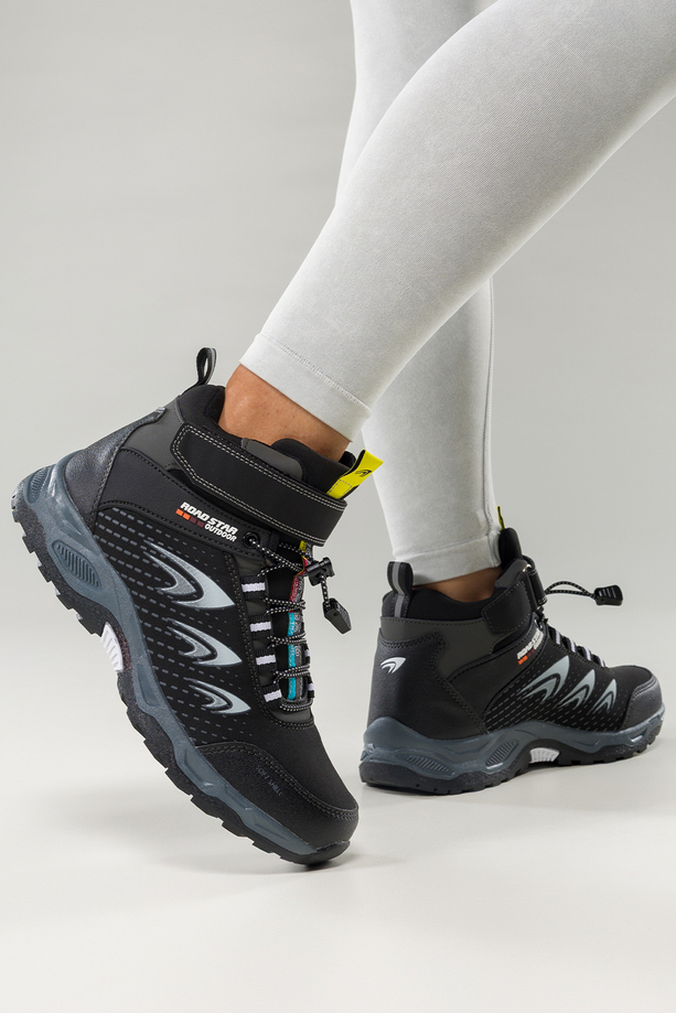 Czarne buty trekkingowe damskie na bieżnikowanej podeszwie z regulowaną elastyczną sznurówką białe wstawki softshell Casu 2310-11W