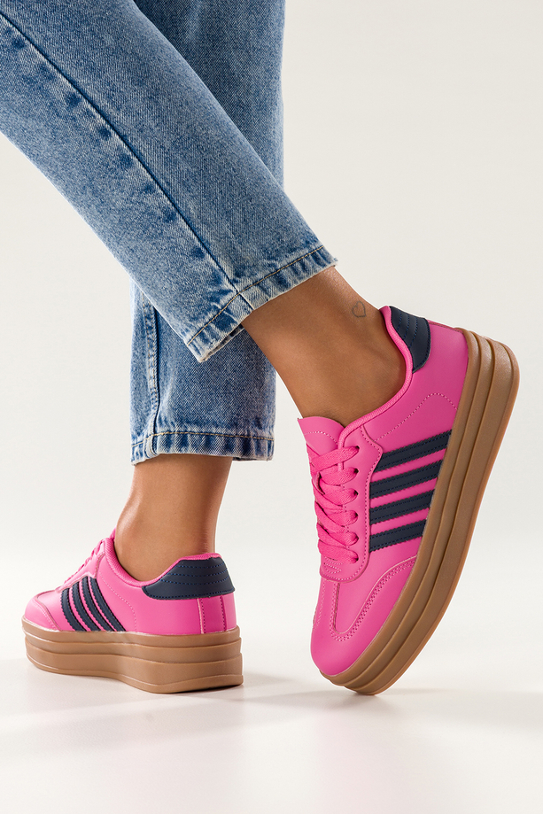 Różowe sneakersy damskie buty sportowe na żłobionej platformie sznurowane granatowe wstawki Carla ZW327