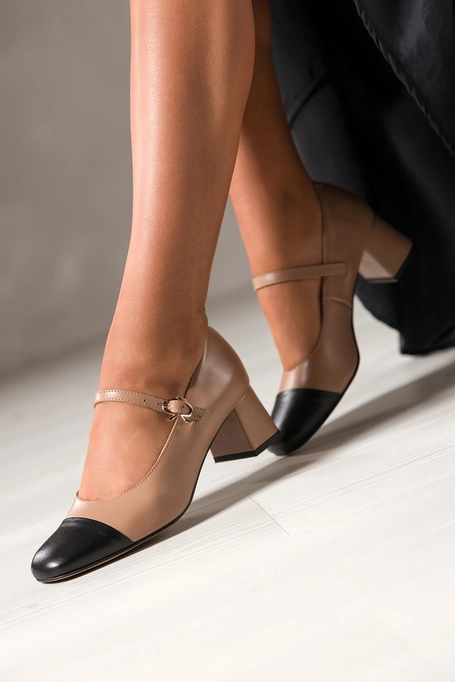 Beżowe czółenka skórzane damskie Mary Jane z paskiem na niskim klocku czarny nosek PRODUKT POLSKI Casu 7153-899-794