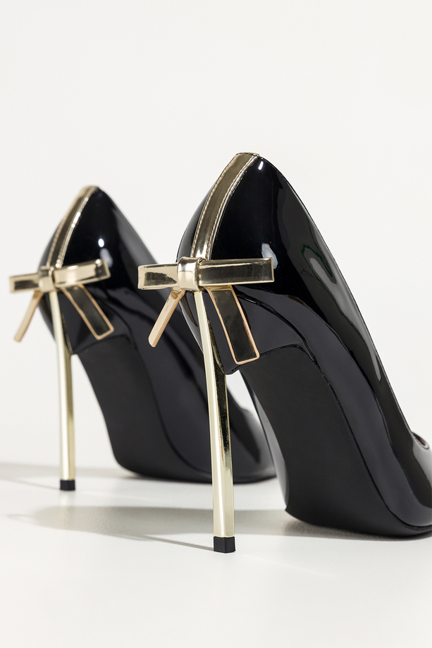 Czarne czółenka damskie szpilki lakierowane złoty obcas z kokardą Carla BQB077