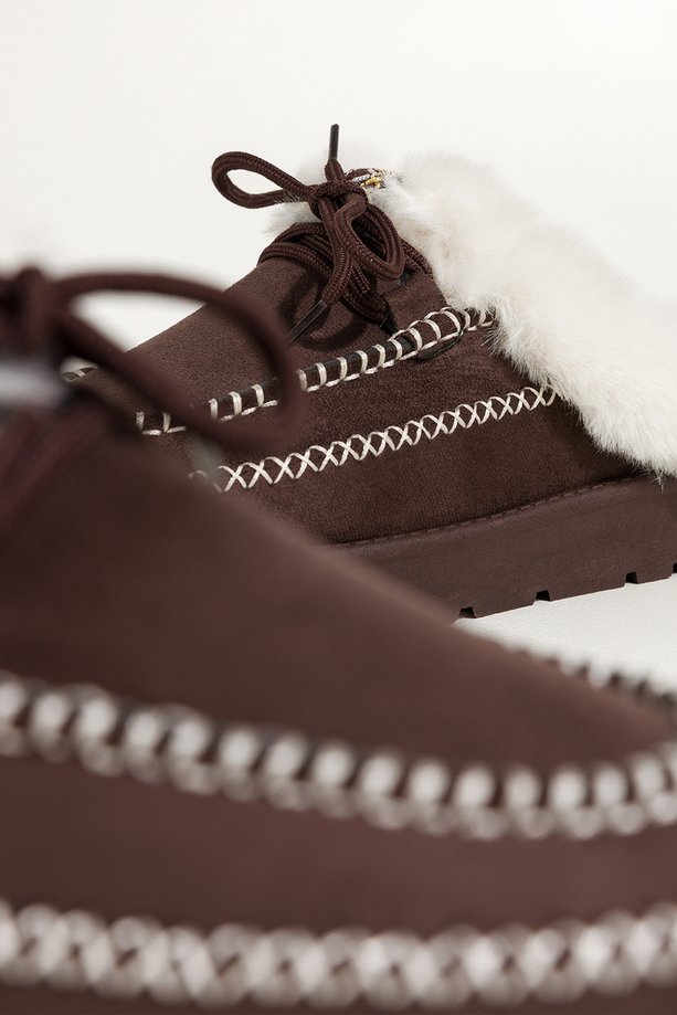 Czekoladowe kapcie damskie z futerkiem na bieżnikowanej platformie ozdobne przeszycia sznurówka Casu 0944