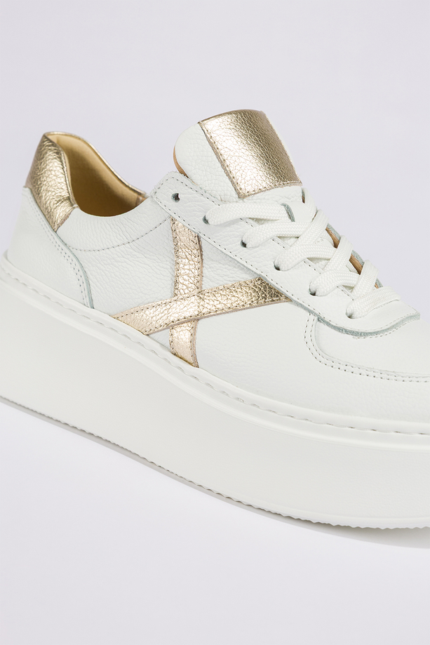 Białe sneakersy skórzane damskie buty sportowe sznurowane na platformie złote wstawki PRODUKT POLSKI Casu N1108S4