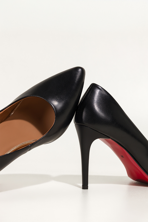 Czarne szpilki skórzane damskie z czerwoną podeszwą PRODUKT POLSKI Casu 7720-899