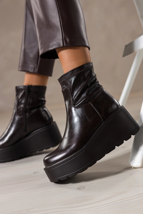 Czekoladowe botki damskie na koturnie elastyczna cholewka Casu 0743