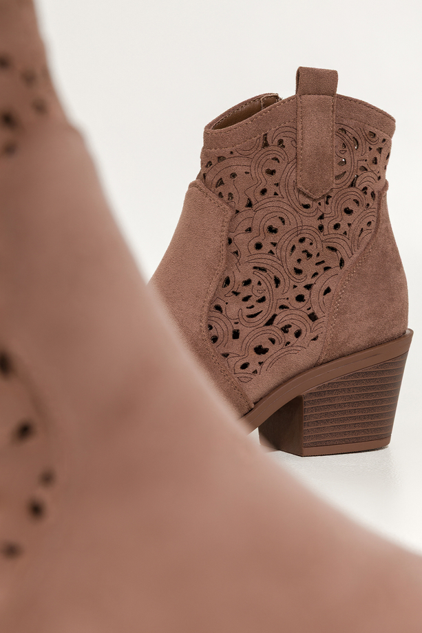 Brązowe botki damskie kowbojki ścięty obcas klocek ażurowa cholewka Carla S7477-6