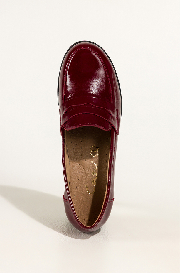 Bordowe mokasyny skórzane damskie lakierowane na szerokim klocku ozdobny pasek PRODUKT POLSKI Casu 2762