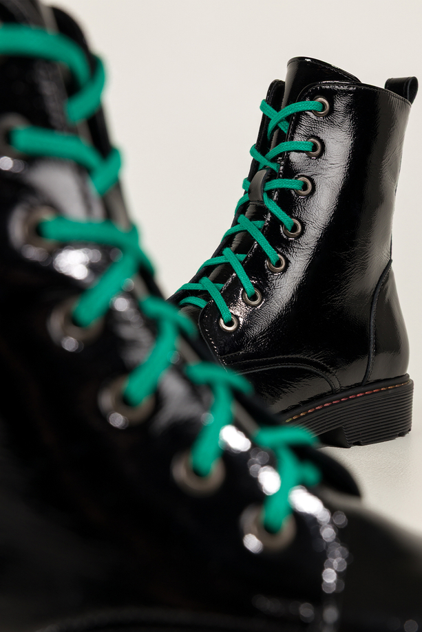 Czarne botki skórzane damskie lakierowane glany na bieżnikowanej podeszwie z przeszyciami sznurowane PRODUKT POLSKI Casu 7293-ELTZ