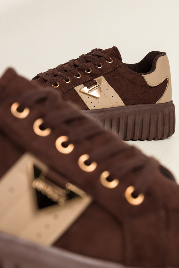 Czekoladowe sneakersy damskie buty sportowe na żłobionej platformie złota ozdoba beżowe wstawki sznurowane Carla OOH-83