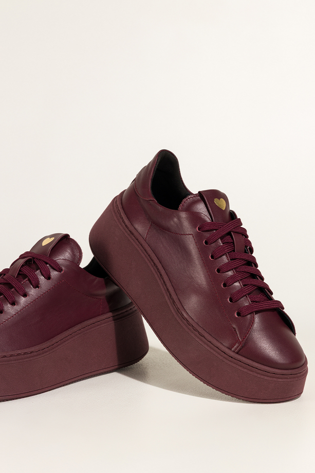 Bordowe sneakersy skórzane damskie buty sportowe na platformie złote serce na języku sznurowane PRODUKT POLSKI Casu 8201