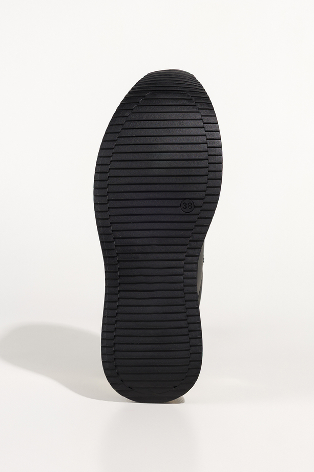 Czarne sneakersy damskie buty sportowe na żłobionej platformie sznurowane złota ozdoba Casu DD769