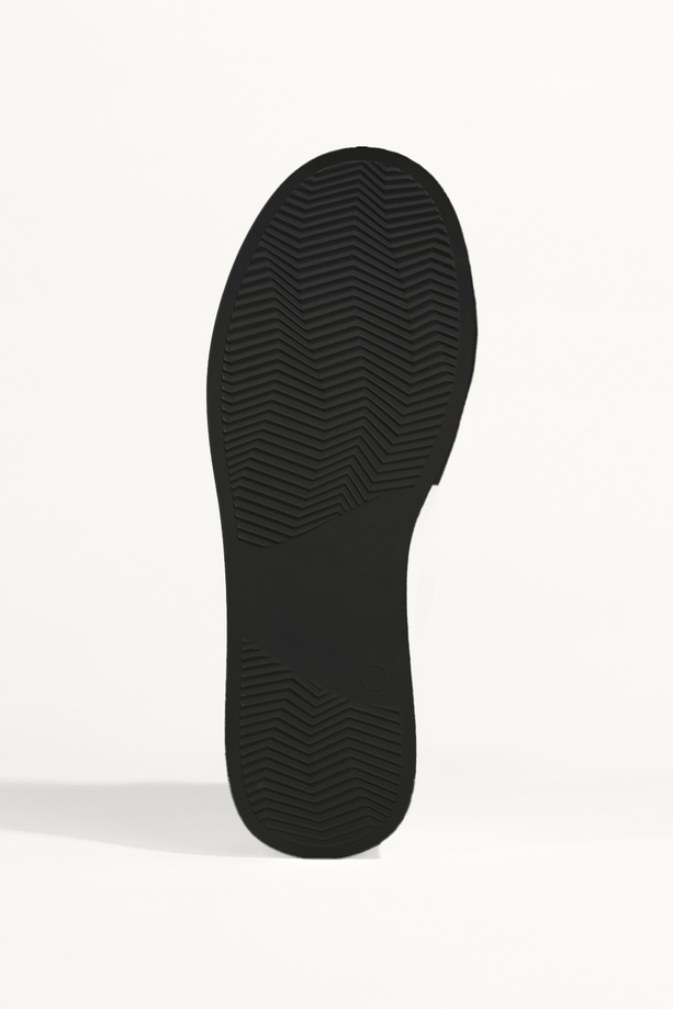 Czarne sneakersy skórzane damskie creepersy na ozdobnej platformie sznurowane na cholewce złota ozdoba Carla 7688