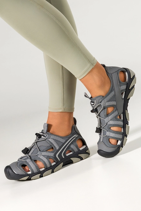 Szare sandały trekkingowe damskie na elastycznej bieżnikowanej podeszwie z regulowaną elastyczną sznurówką zakryta pięta jasnoszare wstawki Casu 2307-2W