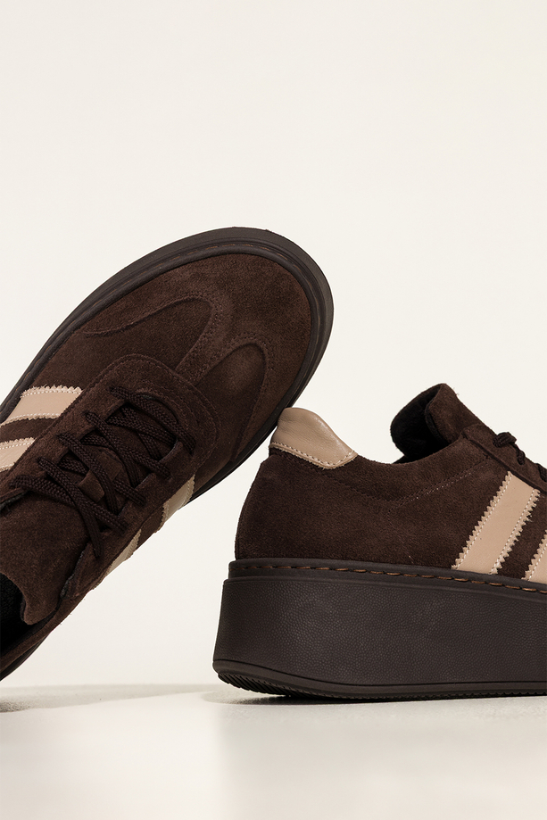 Czekoladowe sneakersy skórzane damskie buty sportowe na platformie beżowe wstawki sznurowane PRODUKT POLSKI Casu 5967
