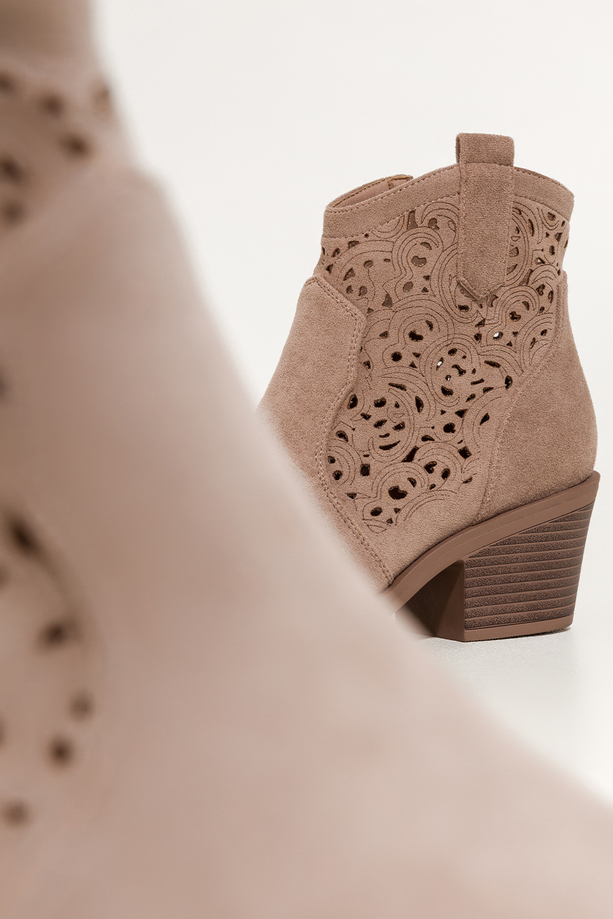 Beżowe botki damskie kowbojki ścięty obcas klocek ażurowa cholewka Carla S7477-7