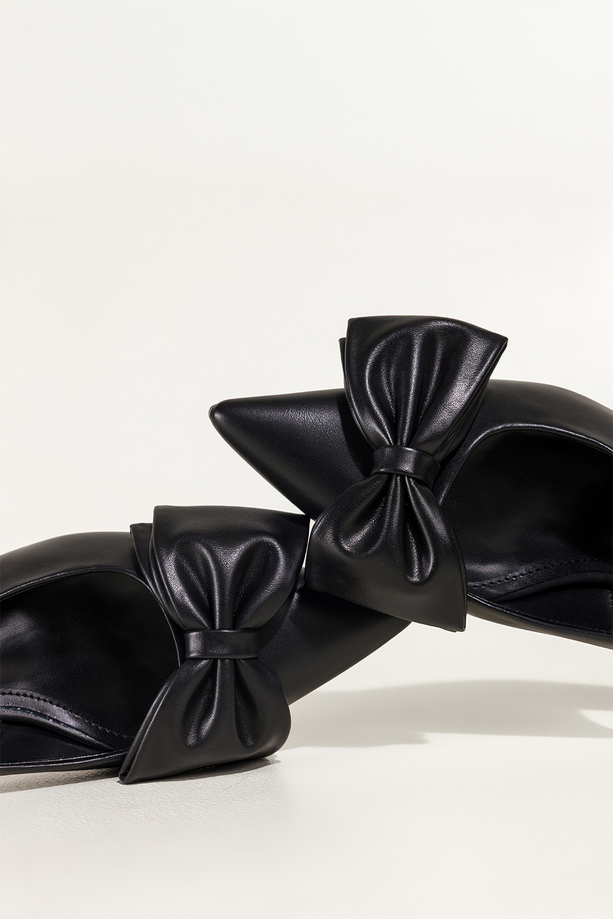 Czarne czółenka damskie z kokardą obcas kieliszek odkryta pięta elastyczna guma w pasku Carla N892